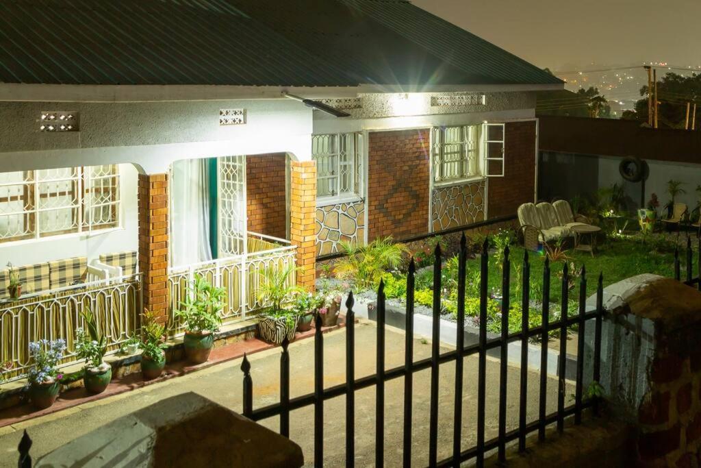 City Oasis By Siima _ Hidden Gem City Family Home Kampala Exteriör bild