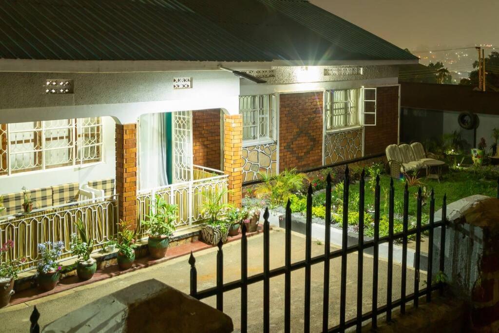 City Oasis By Siima _ Hidden Gem City Family Home Kampala Exteriör bild