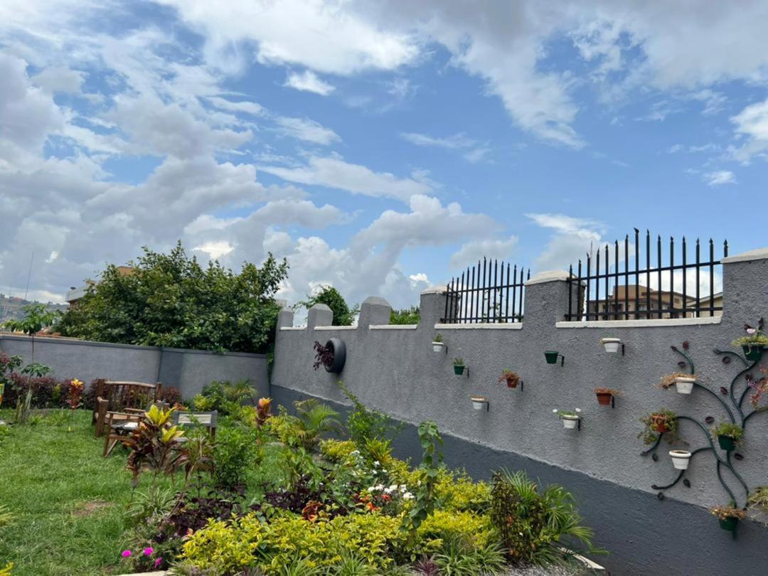 City Oasis By Siima _ Hidden Gem City Family Home Kampala Exteriör bild