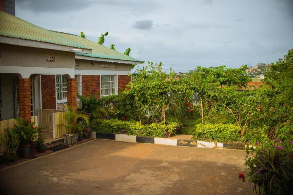 City Oasis By Siima _ Hidden Gem City Family Home Kampala Exteriör bild